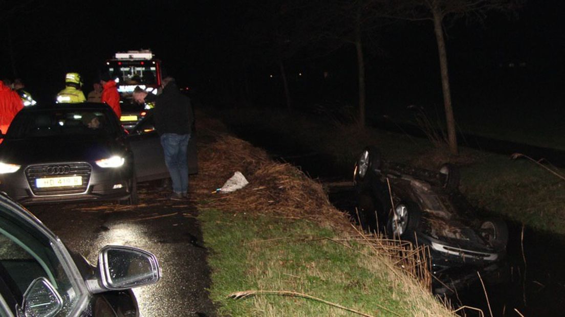 De auto belandde op de kop in de sloot