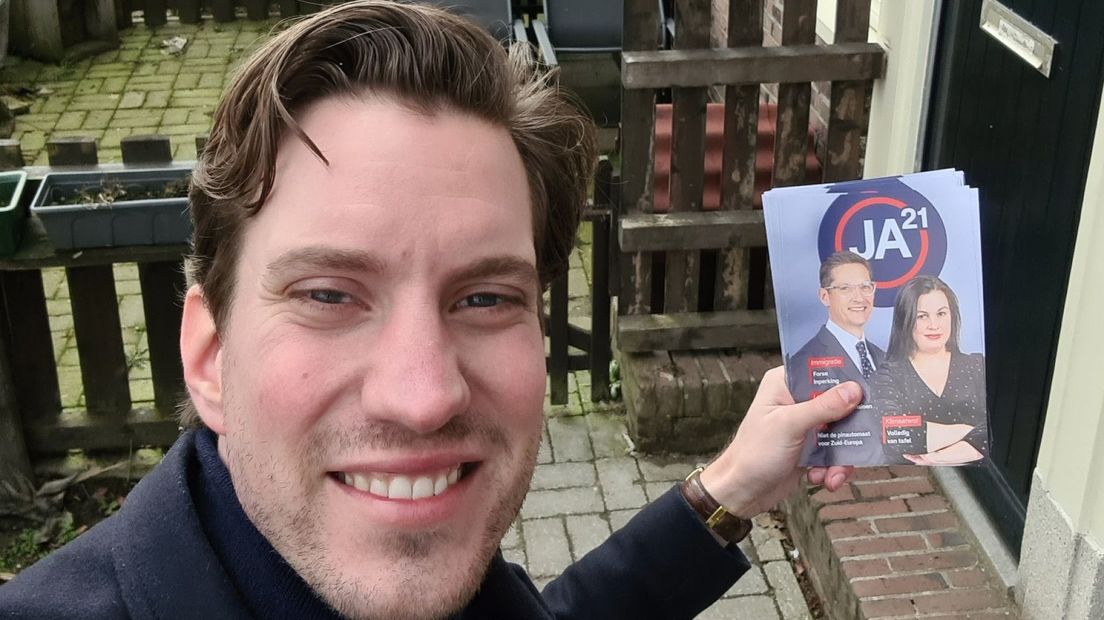 Michiel Hoogeveen tijdens een flyeractie