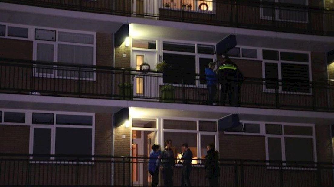 Politie doet onderzoek in flat na vondst dode vrouw