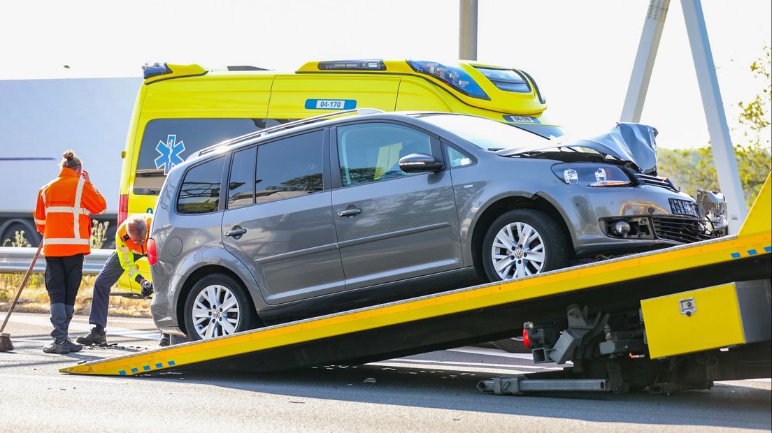 Twee rijstroken van de A1 afgesloten na ongeluk tussen auto en bestelbus.