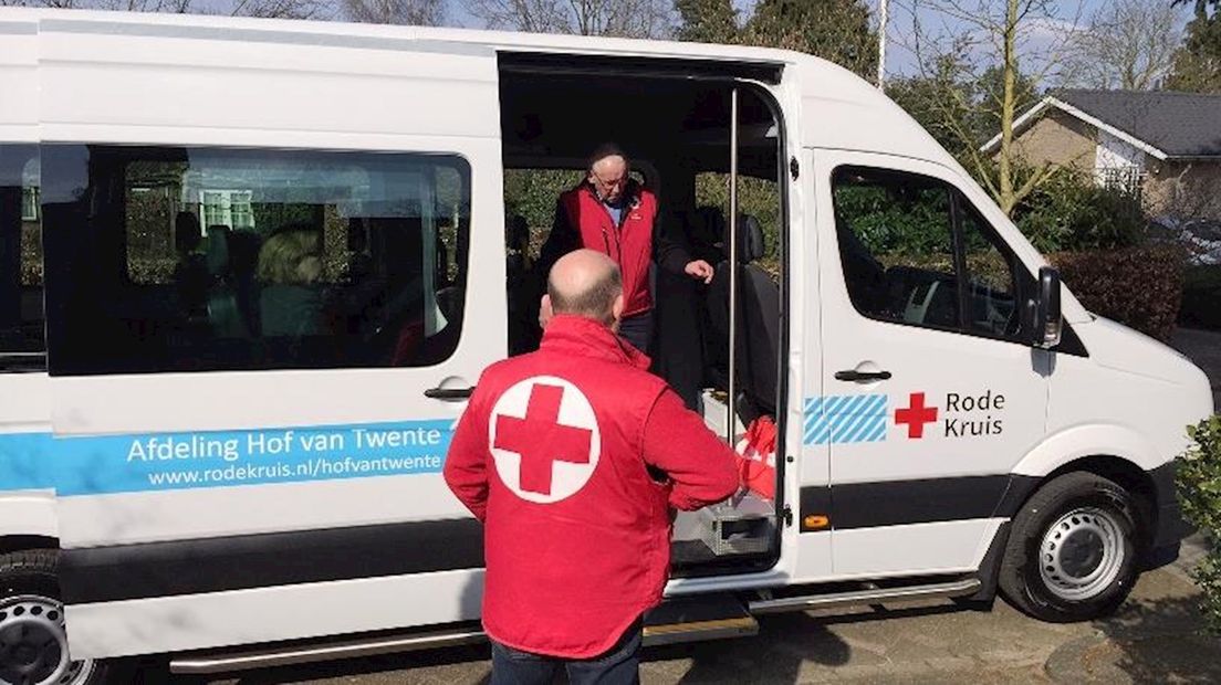 De nieuwe rolstoelbus van het Rode Kruis Hof van Twente