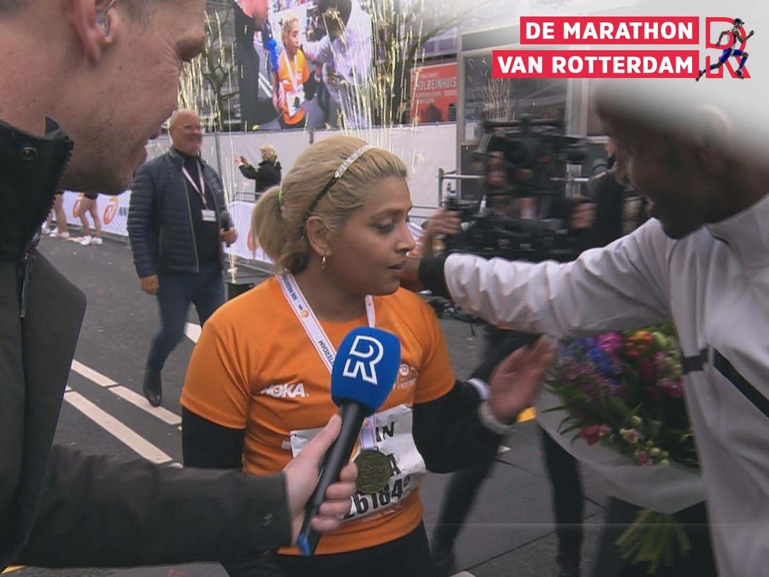 Ratna uit Den Haag was de Laatste Loper bij de NN Marathon 2023