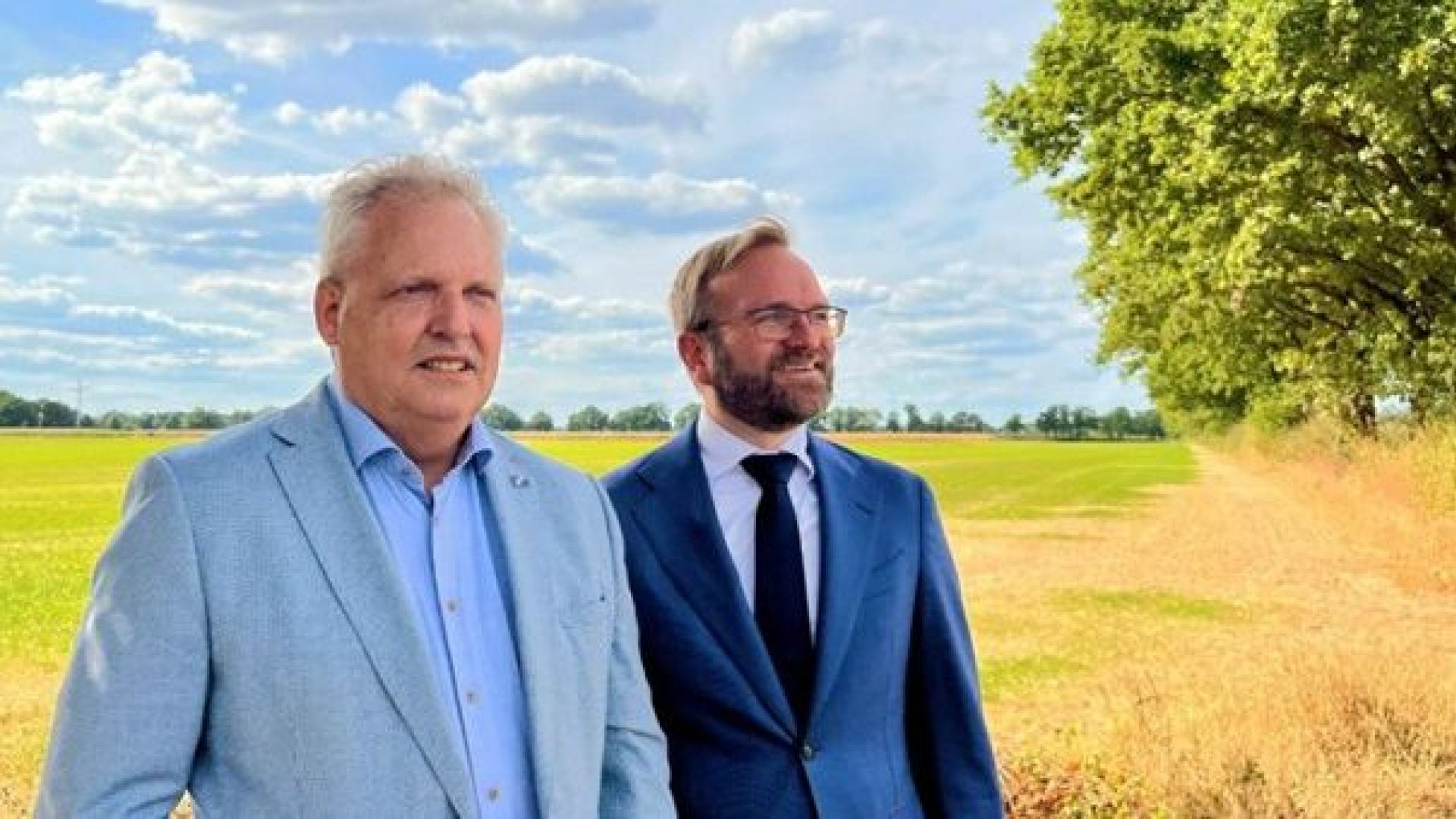 Wethouder Hans van der Noordt van Berkelland en wethouder Gerjan Teselink van Oost Gelre.