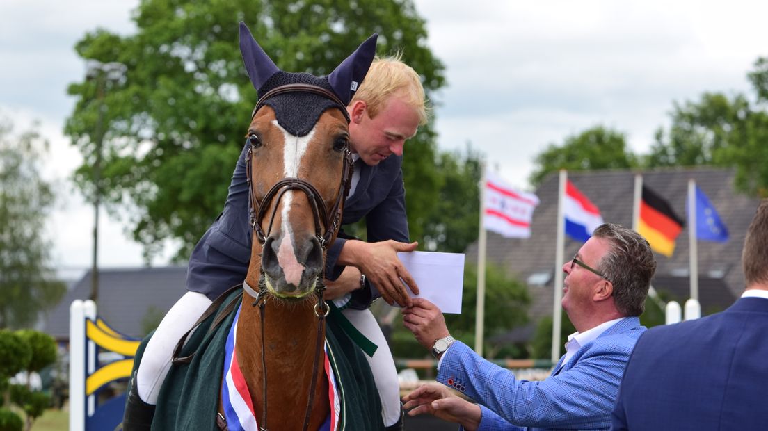 Wethouder Bas Luinge van Aa en Hunze overhandigt de eerste prijs aan Lennard de Boer
(Rechten: Steven Stegen / RTV Drenthe)