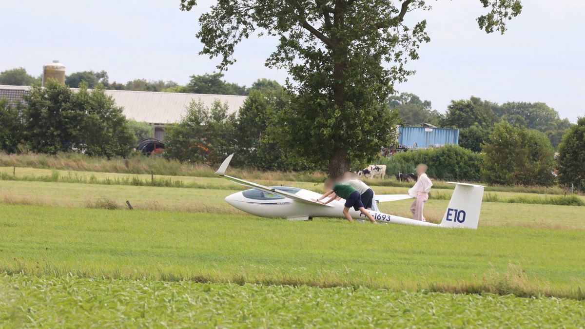 Zweefvliegtuig maakt noodlanding bij Scherpenzeel
