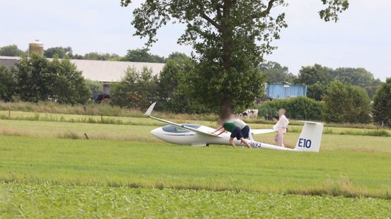 Zweefvliegtuig maakt noodlanding bij Scherpenzeel