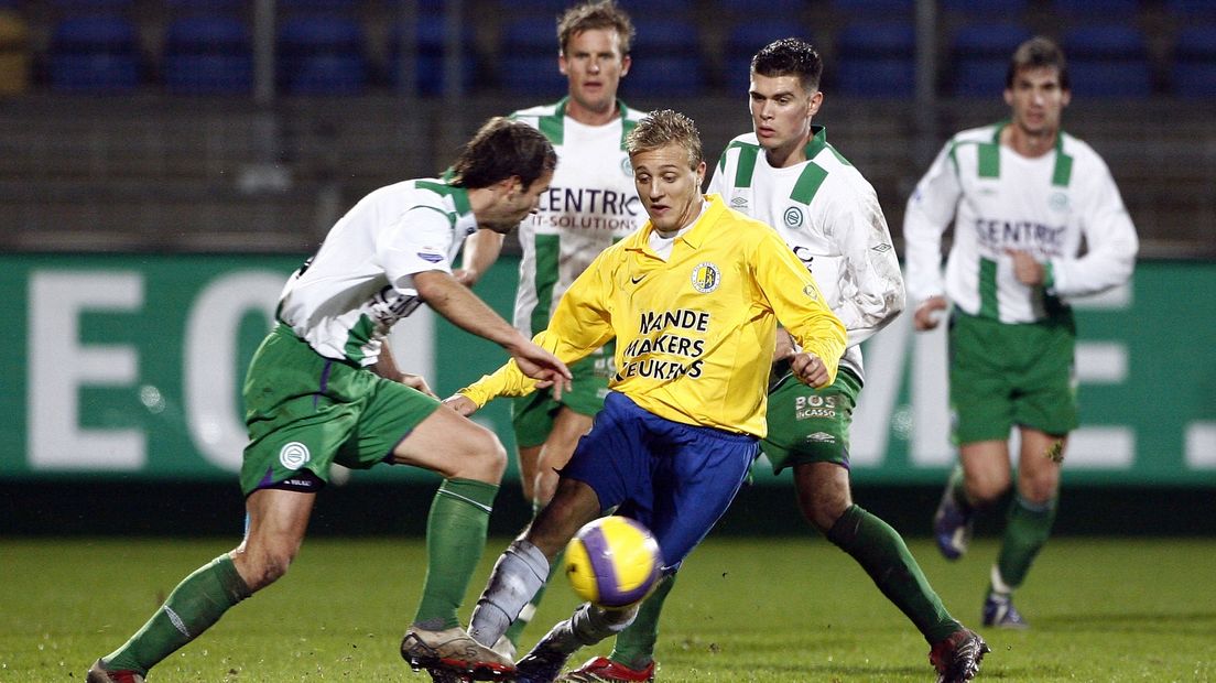Mathias Florén in duel met RKC'er Jordan Remacle tijdens de laatste keer dat FC Groningen in Waalwijk won