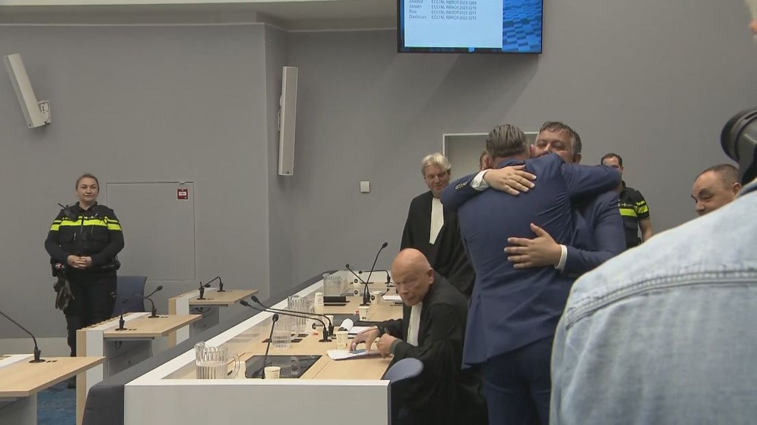 De Mos omhelst Guernaoui na de uitspraak