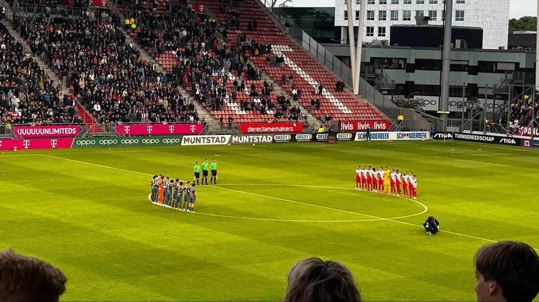 Het is een minuut stil in Galgenwaard voor Cees Loffeld