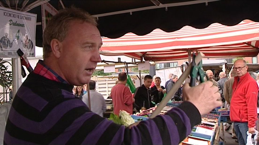 'Knijp maar in je arm, je gelooft het echt niet..' en meer van dat soort verkoopzinnen schallen door het centrum van Putten. Het NK Standwerken werd daar zaterdag gehouden. 40 deelnemers probeerden  op een zo ludiek mogelijke manier hun producten aan te prijzen.