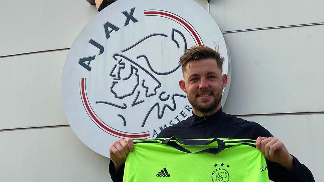 Doelman Nick Hengelman poseert voor het Ajax-logo.