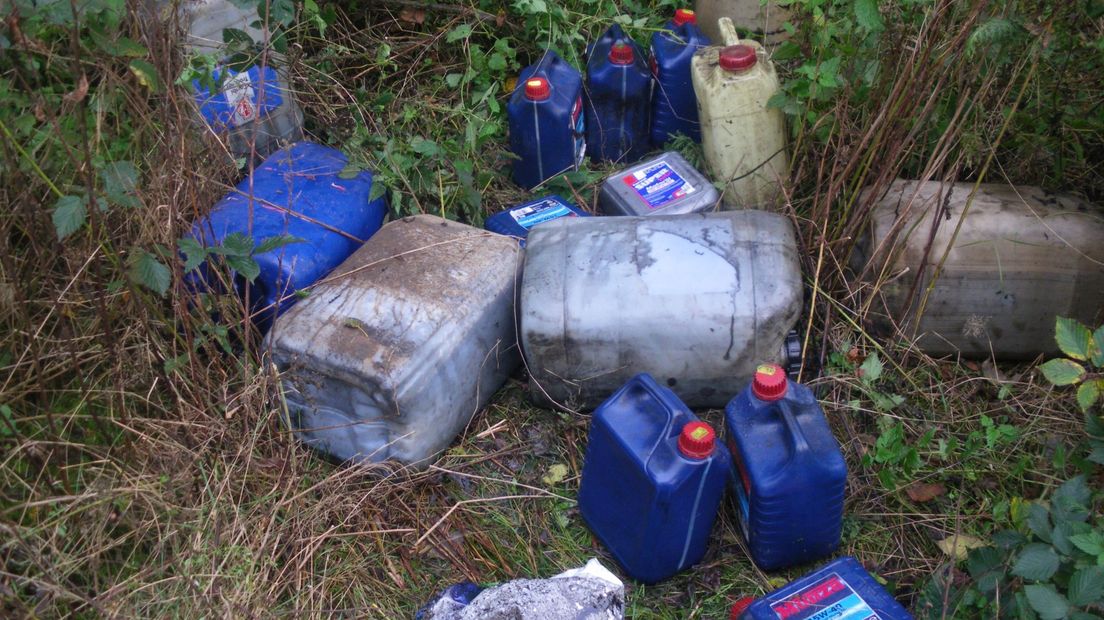 Vaten met olie gedumpt in berm