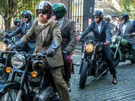 Op vintage motoren en in pak: 50 motorrijders rijden door Den Haag voor goede doel