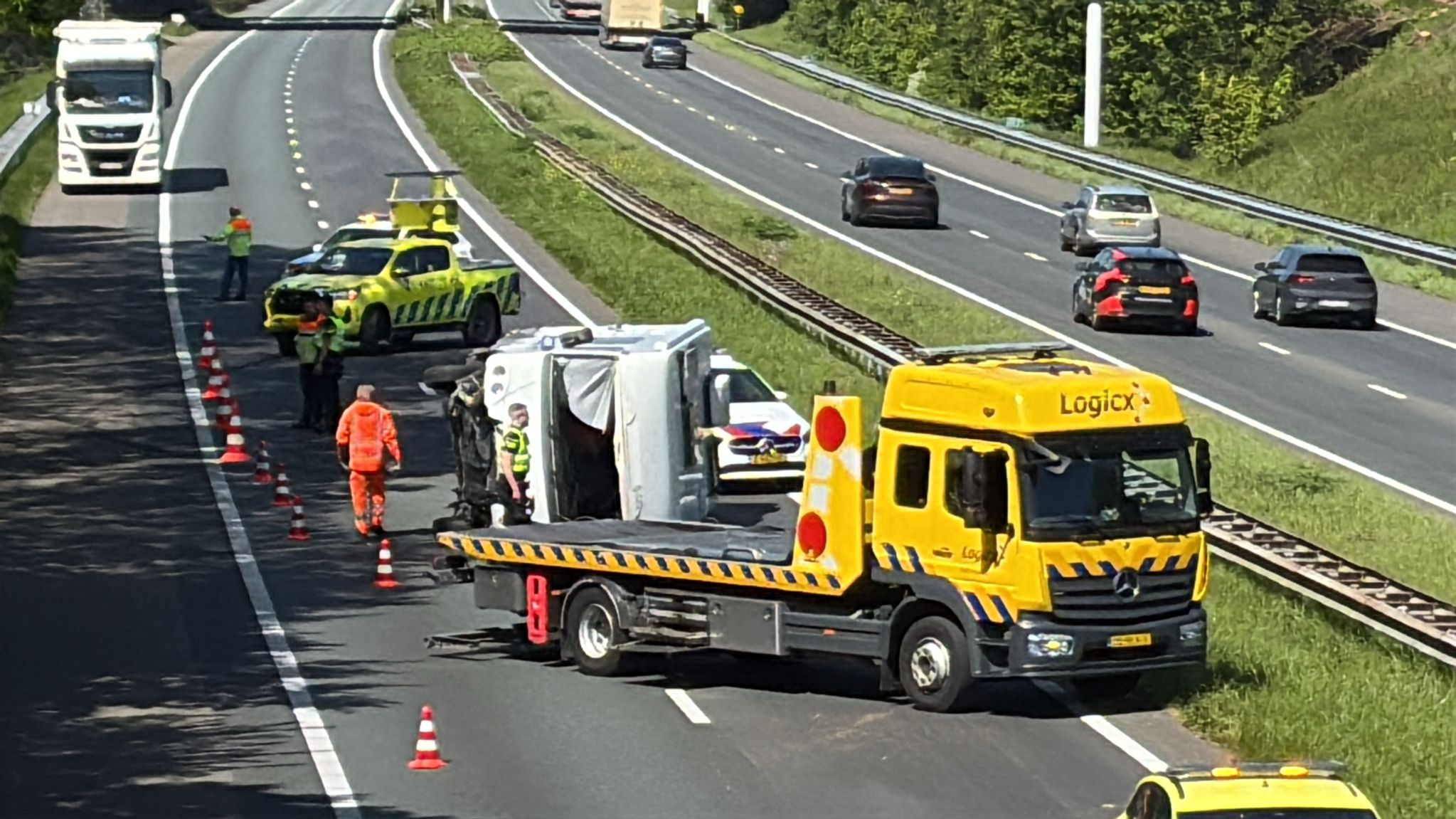Ongeval bij Noordtunnel zorgt voor lange file op A15 bij Alblasserdam; uur vertraging.