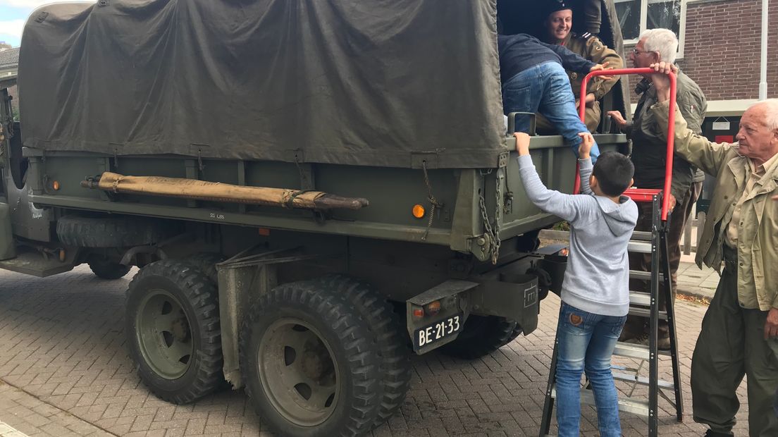 De leerlingen van groep acht werden opgehaald met legervoertuigen