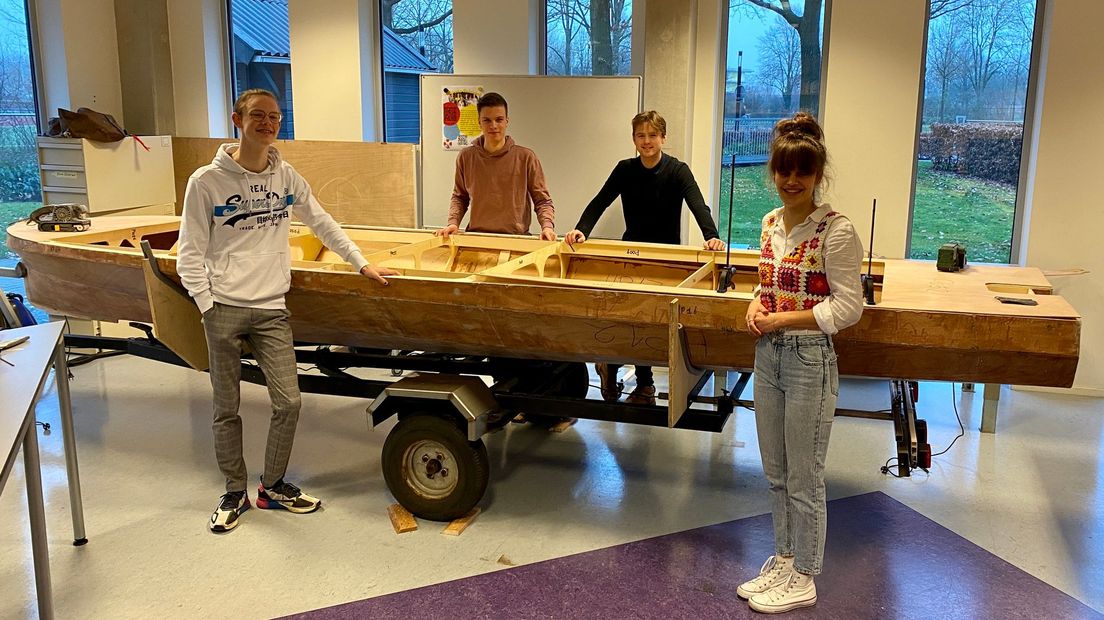 Een groep leerlingen van het Roelof van Echten College bouwt een solarboot