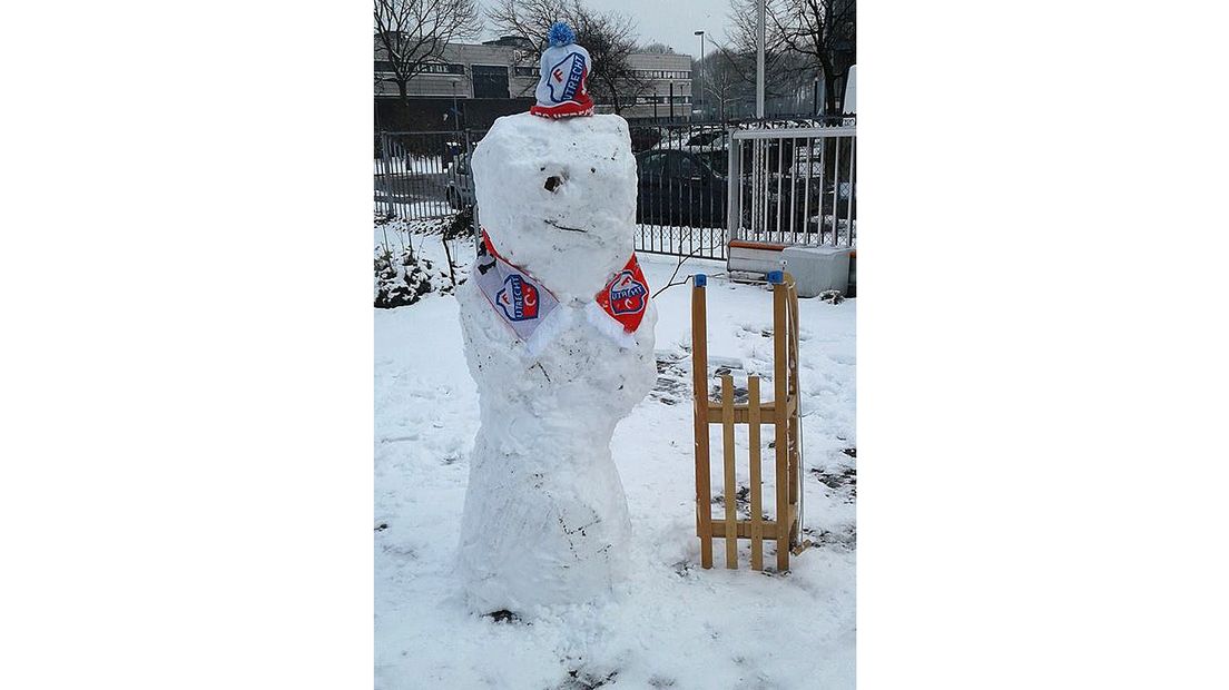 Fabian, de zoon van Alex Verhoeven, maakte deze sneeuwpop van FC Utrecht.