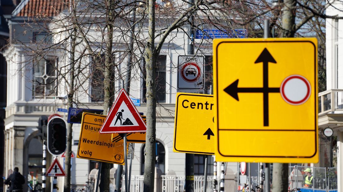 Op de Biltstraat zijn de borden voor de milieuzone nauwelijks zichtbaar