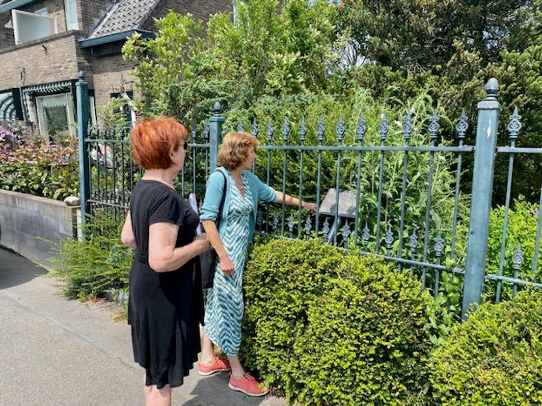 Monique Stadhouders-Chabot en Jet Manrho bij het bordje dat herinnert aan de plek waar het dijkhuisje van Henk Chabot stond.