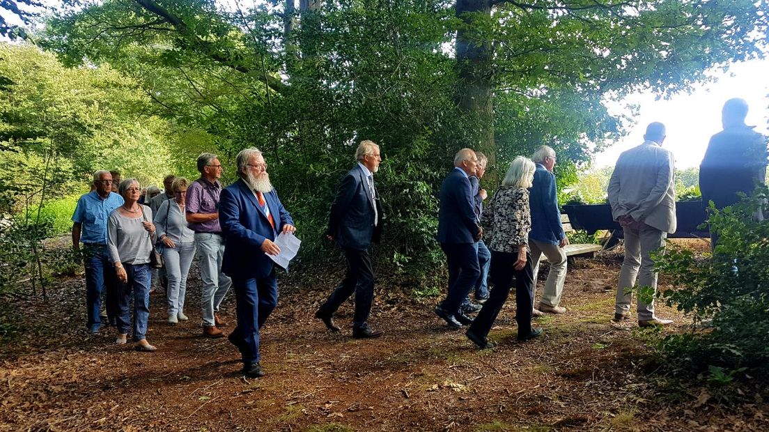 Ongeveer zestig mensen kwamen af of de herdenking (Rechten: Jasmijn Wijnbergen/RTV Drenthe)