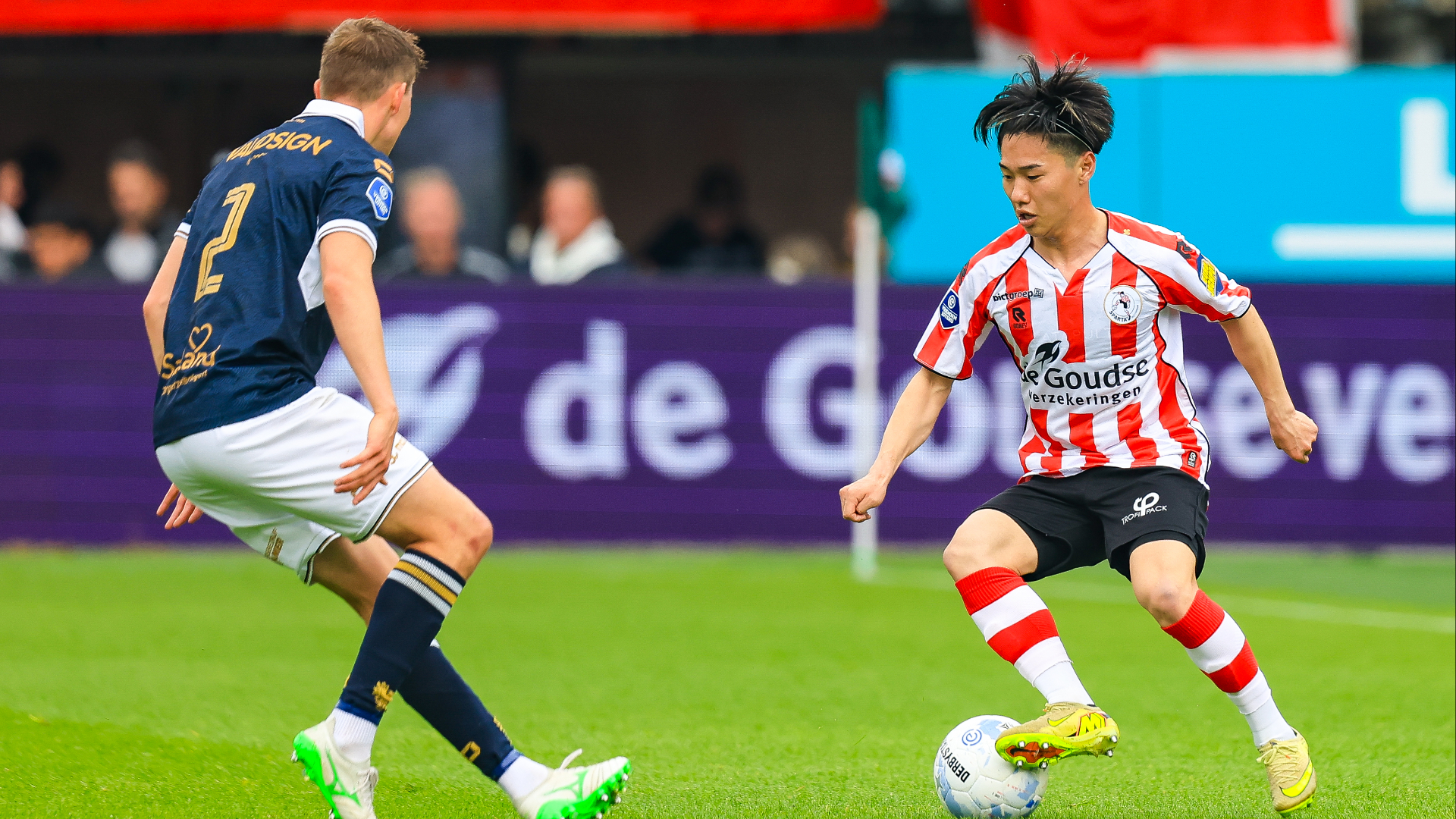 Shunsuke Mito in duel met Alfons Sampsted