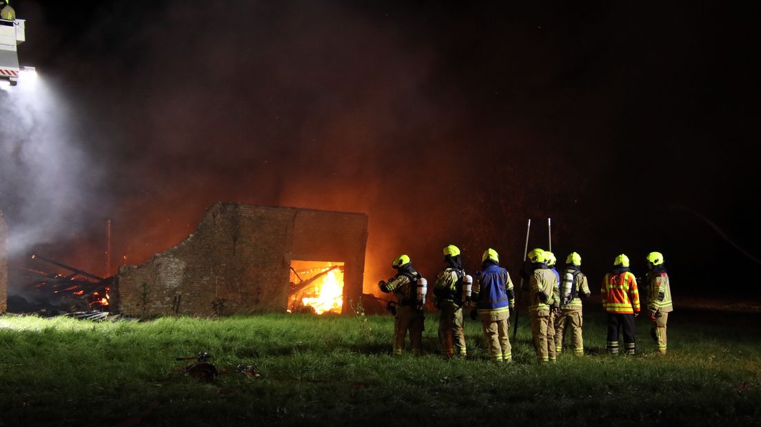 De brandweer laat de schuur gecontroleerd uitbranden
