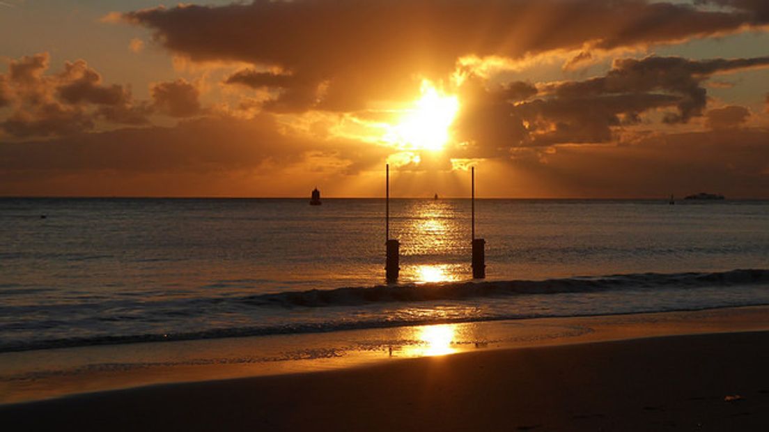 Mooie zonsondergang met bij badstrand in Vlissingen