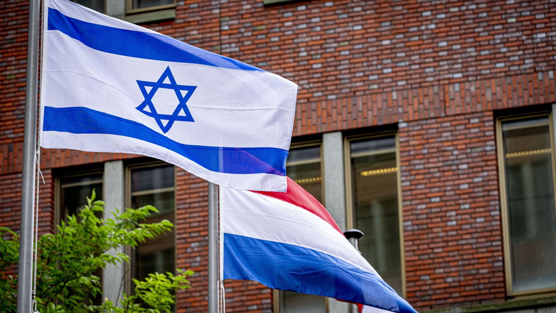Op het ministerie van Binnenlandse Zaken en Justitie en Veiligheid in Den Haag wappert maandag ook de Israëlische vlag.