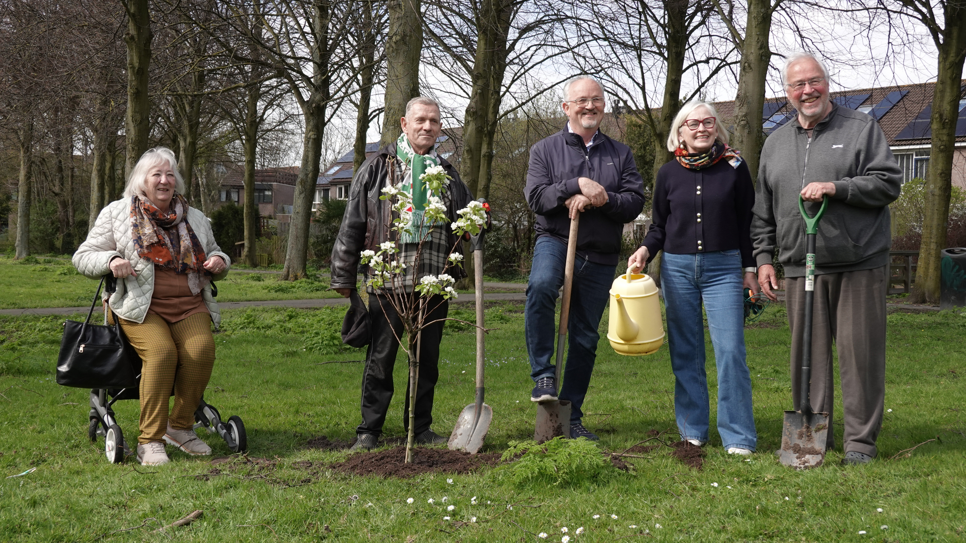 De oude wijkraad van Oosterflank bij hun geplante appelboompje: vlnr Nel Sørensen, Herbert Reinderhoff, Marcel en Sophia van Gent, Ronald Sørensen.