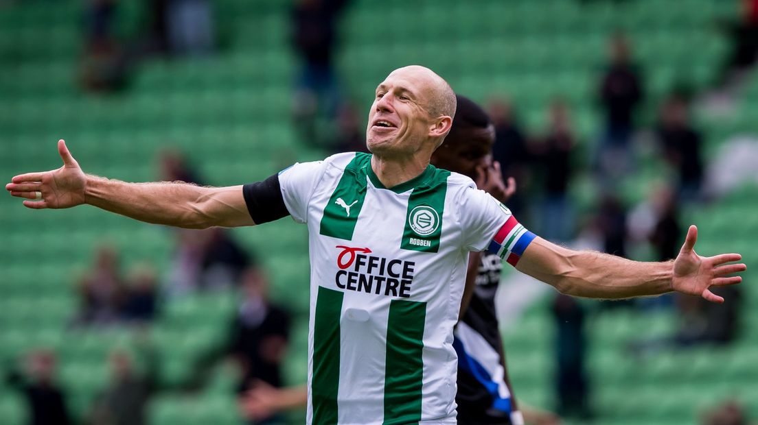 Arjen robben juicht na zijn doelpunt in de oefenwedstrijd tegen Arminia Bielefeld