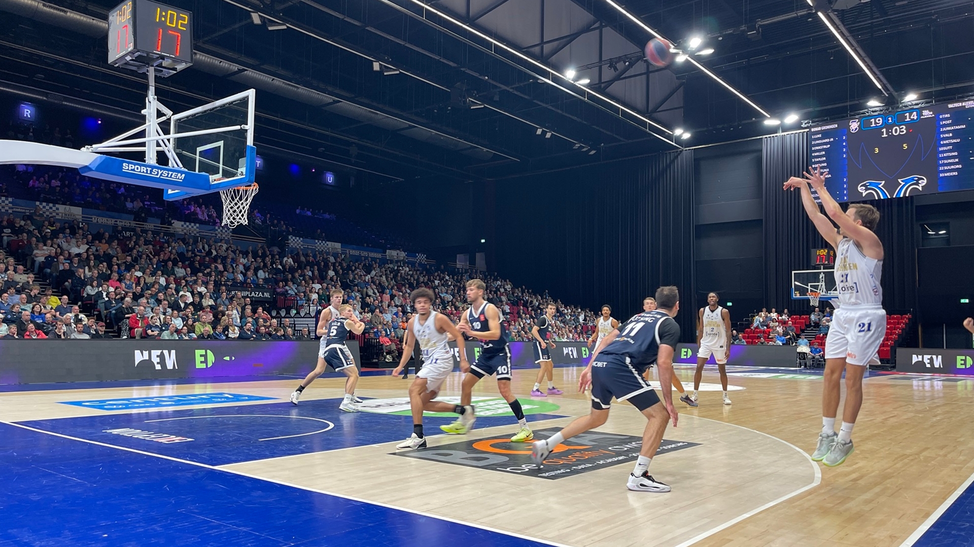 Tim Hoeve met de driepunter namens Donar