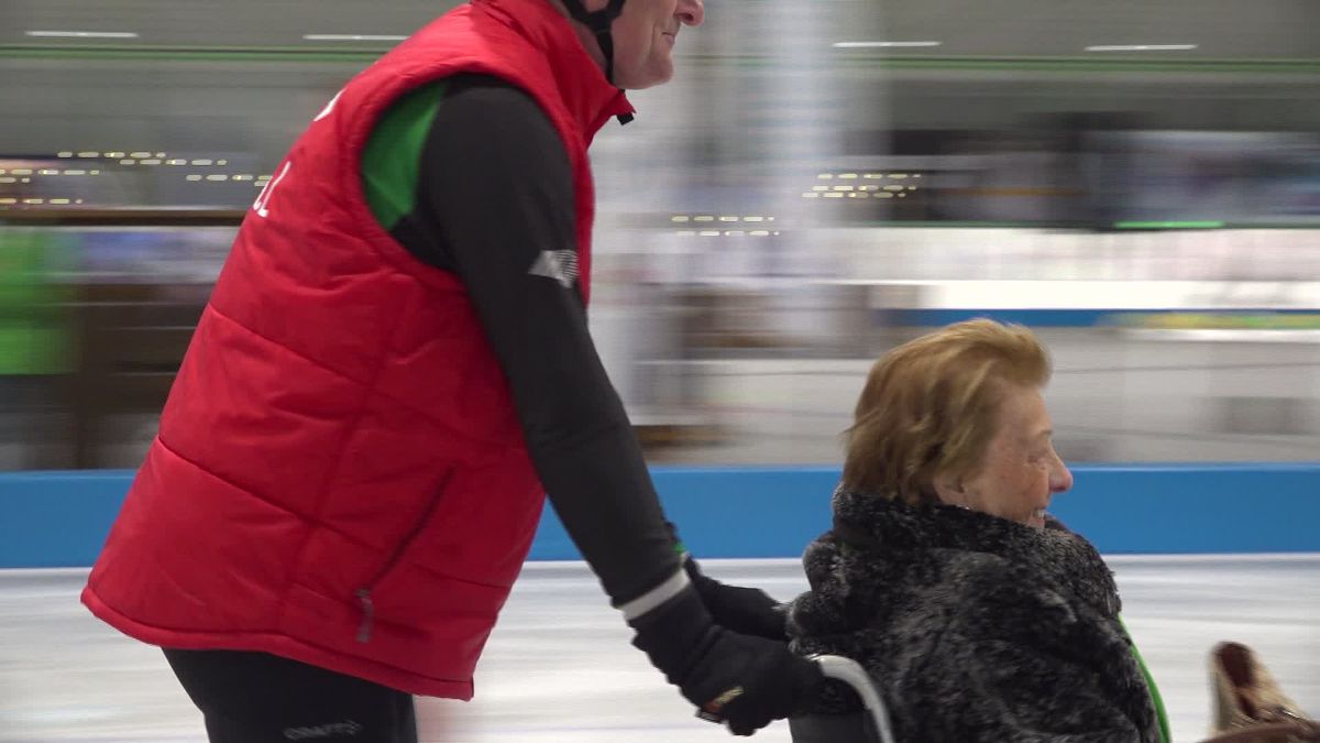 Op de ijsbaan in Enschede kan er met rolstoel en brancard geschaatst worden.