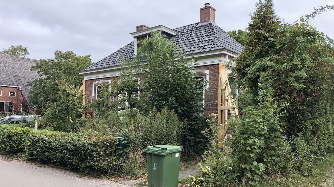 Het gestutte huis van Laurens Mengerink aan de Kollerijweg in Woltersum