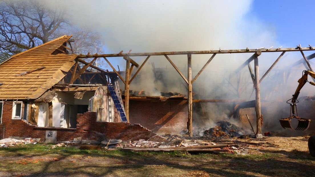 Brand in een boerderij in Gieterveen (Rechten: Van Oost Media)
