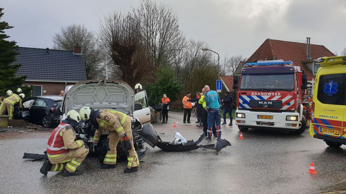 Een van de auto's belandde in een voortuin