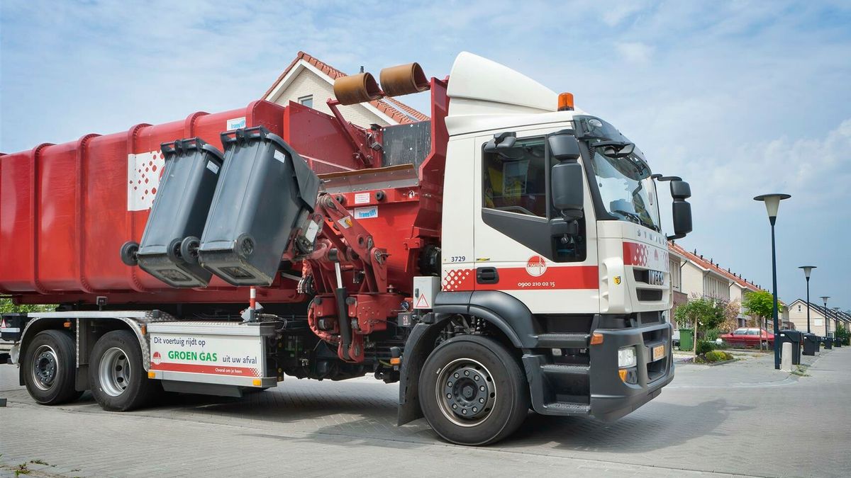 Veel rook door brandende grasbult bij bedrijf in Kootstertille | Vondst stoffelijk overschot in Leeu
