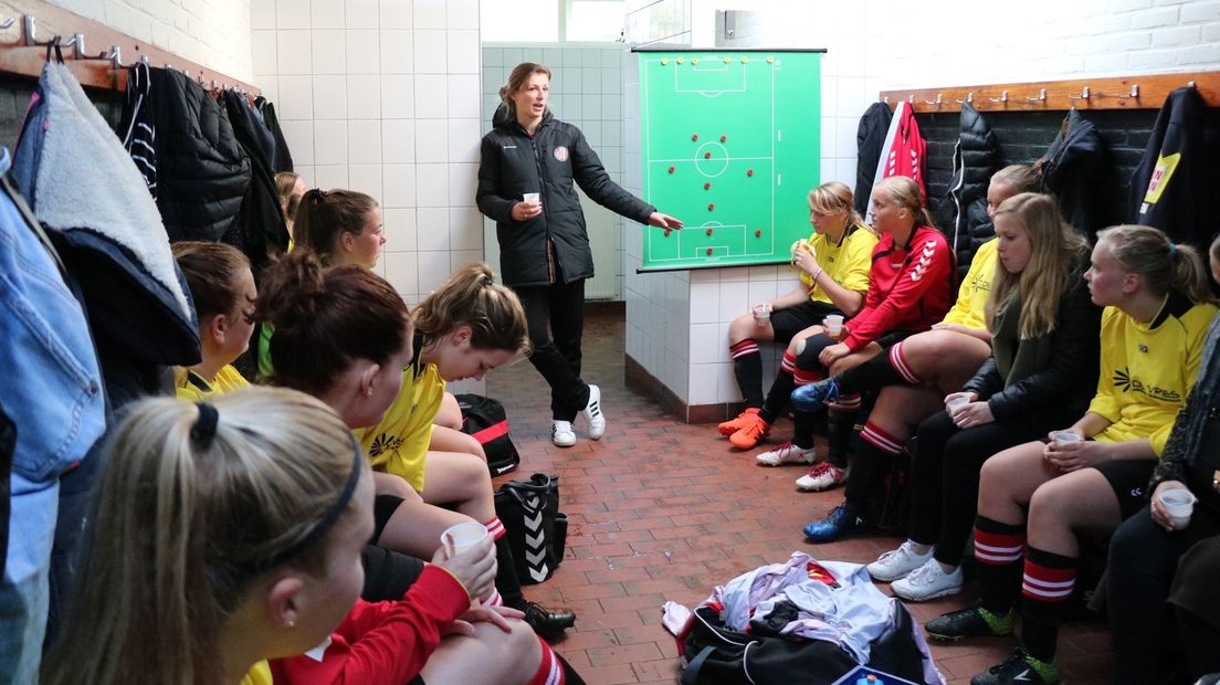 Loes Korhorn geeft het tweede dameselftal instructies.