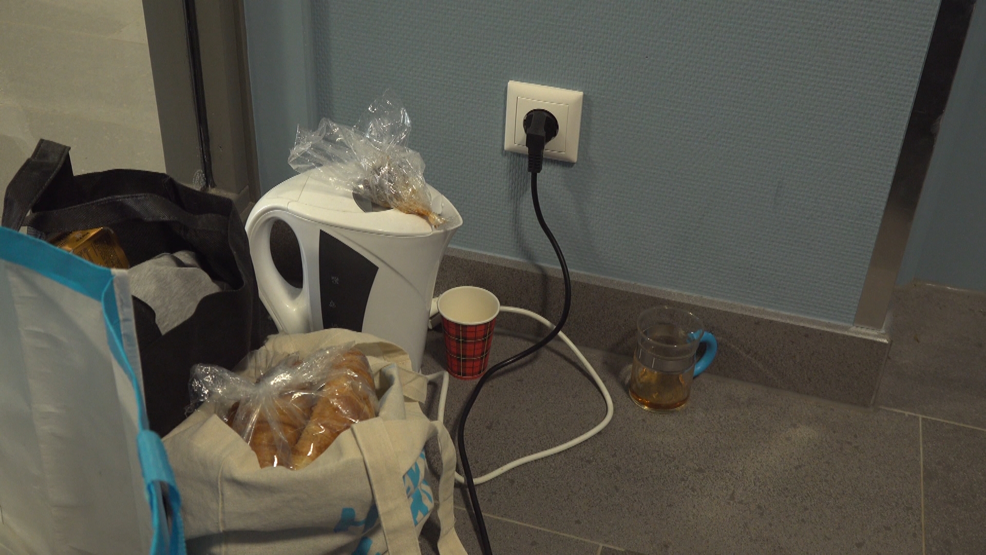 Buren hebben Angela wat spullen gegeven om het beneden uit te houden.