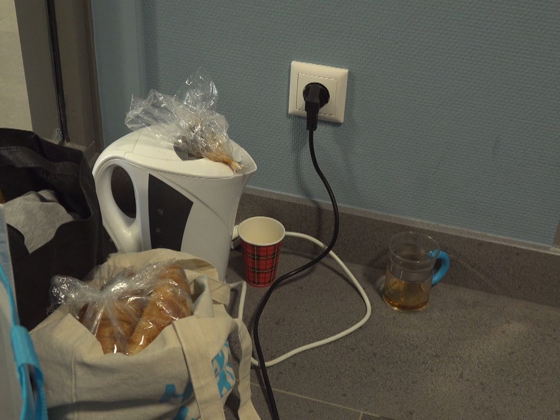 Buren hebben Angela wat spullen gegeven om het beneden uit te houden.