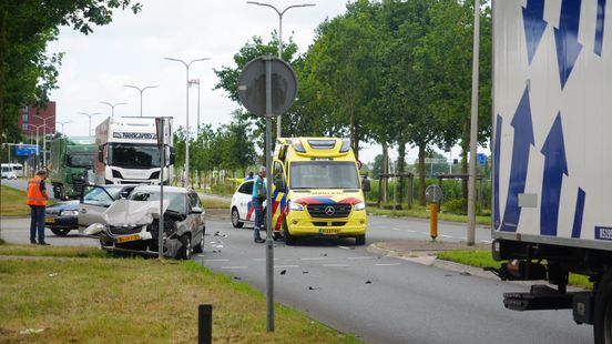 Botsing tussen auto en vrachtwagen in Zwolle. Botsing tussen auto en vrachtwagen in Zwolle.