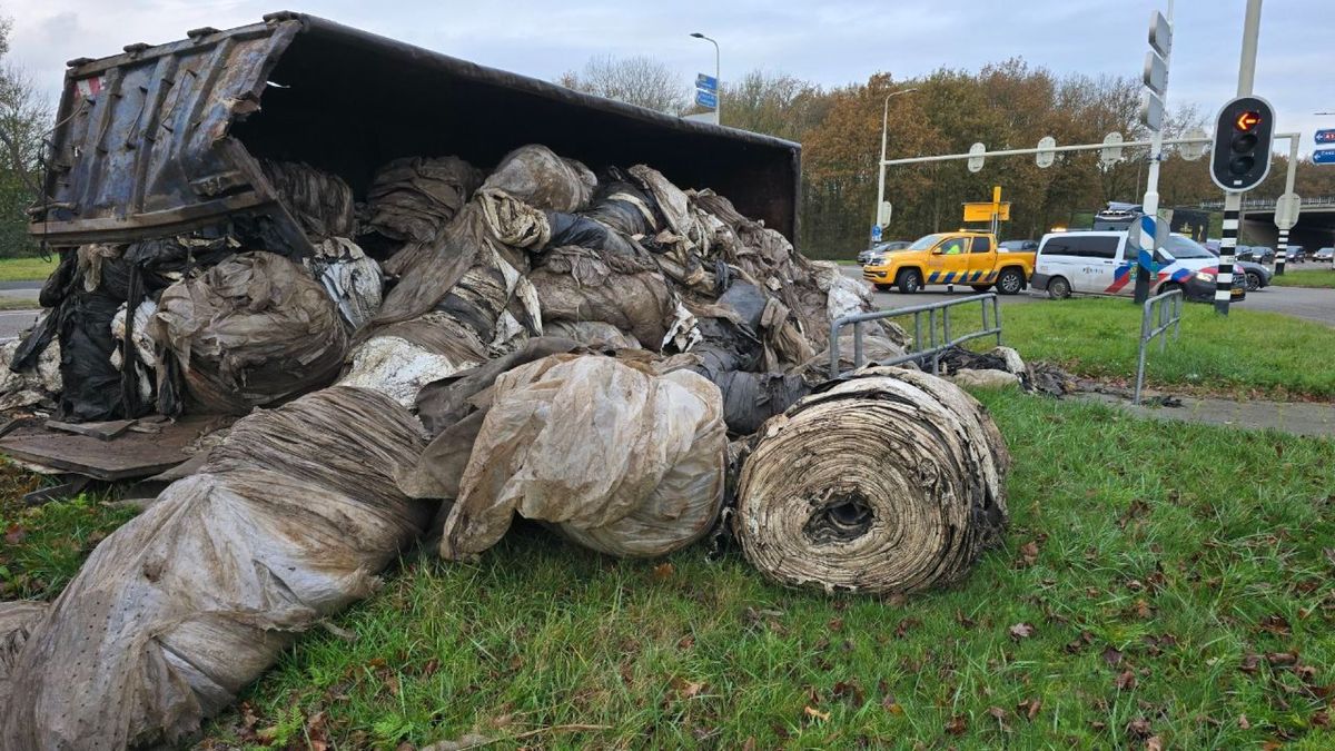 Verkeerchaos na ongeluk met vrachtwagen en afvalcontainer