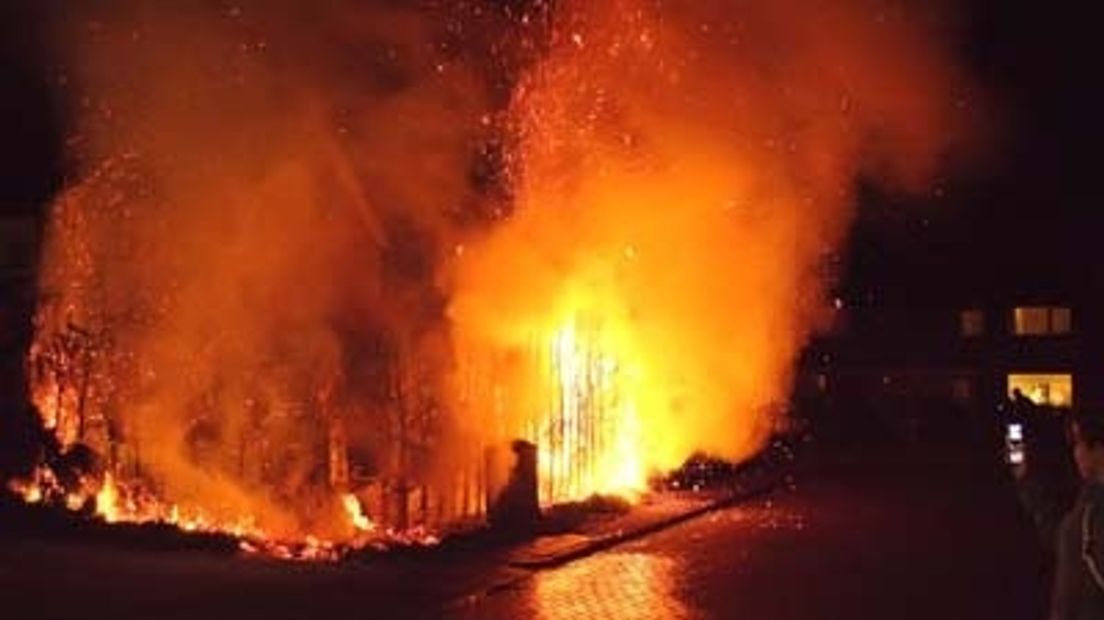 Een aantal coniferen ging woensdagavond in vlammen op