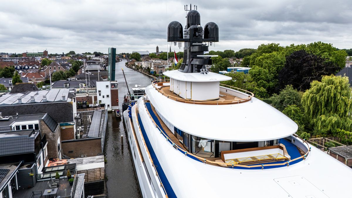 Op één na grootste megajacht ooit gebouwd vaart door regio: honderden toeschouwers langs kade