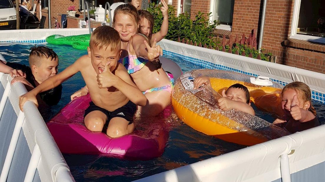 Kinderen uit het Rode Dorp Deventer in het buurtzwembad