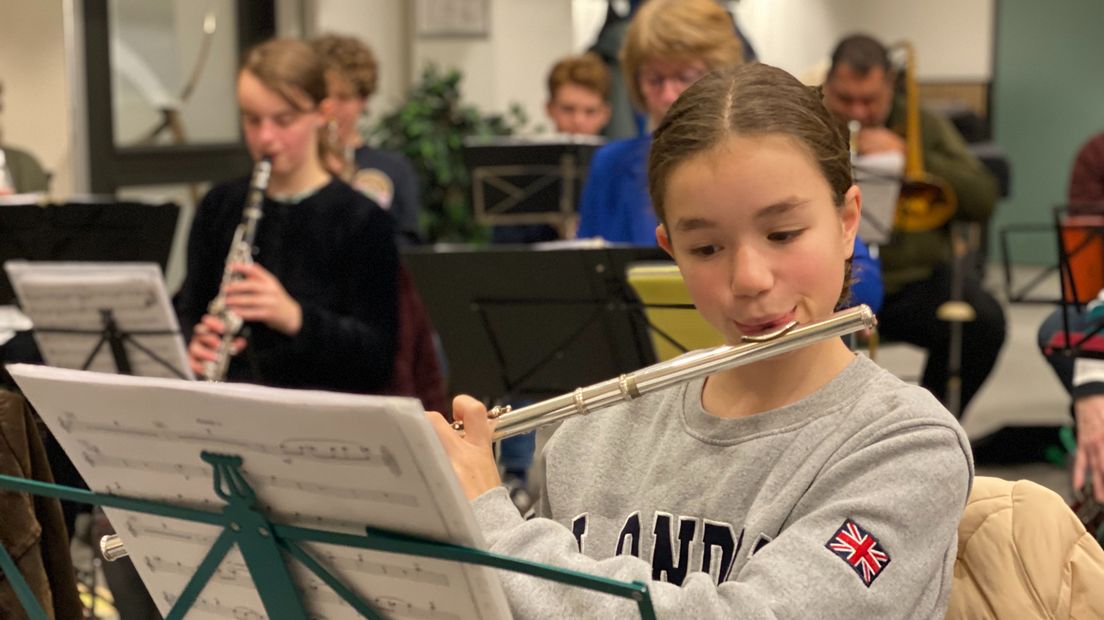 Olivia (12) speelt mee in het grote orkest van Sempre Crescendo