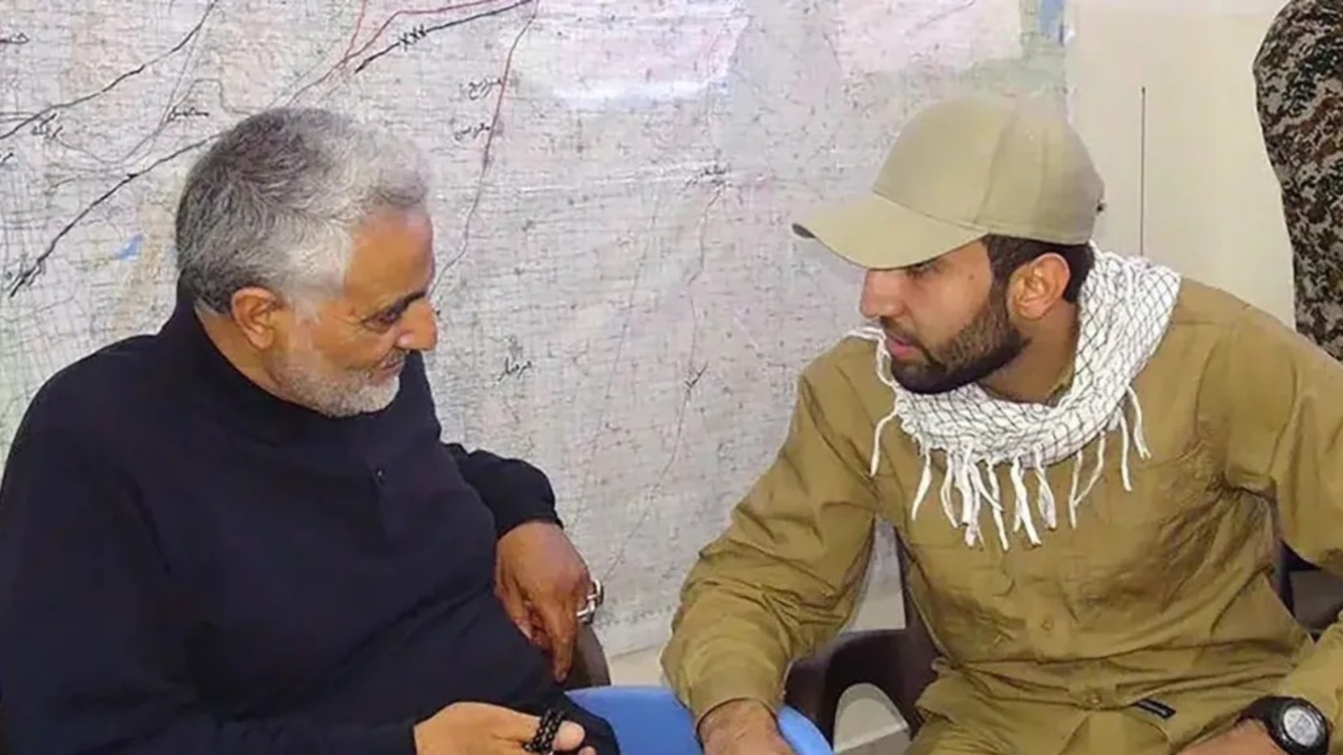 Mohammed al-Saadi (rechts) in gesprek met de Iraanse generaal Soleimani, die in 2020 werd gedood