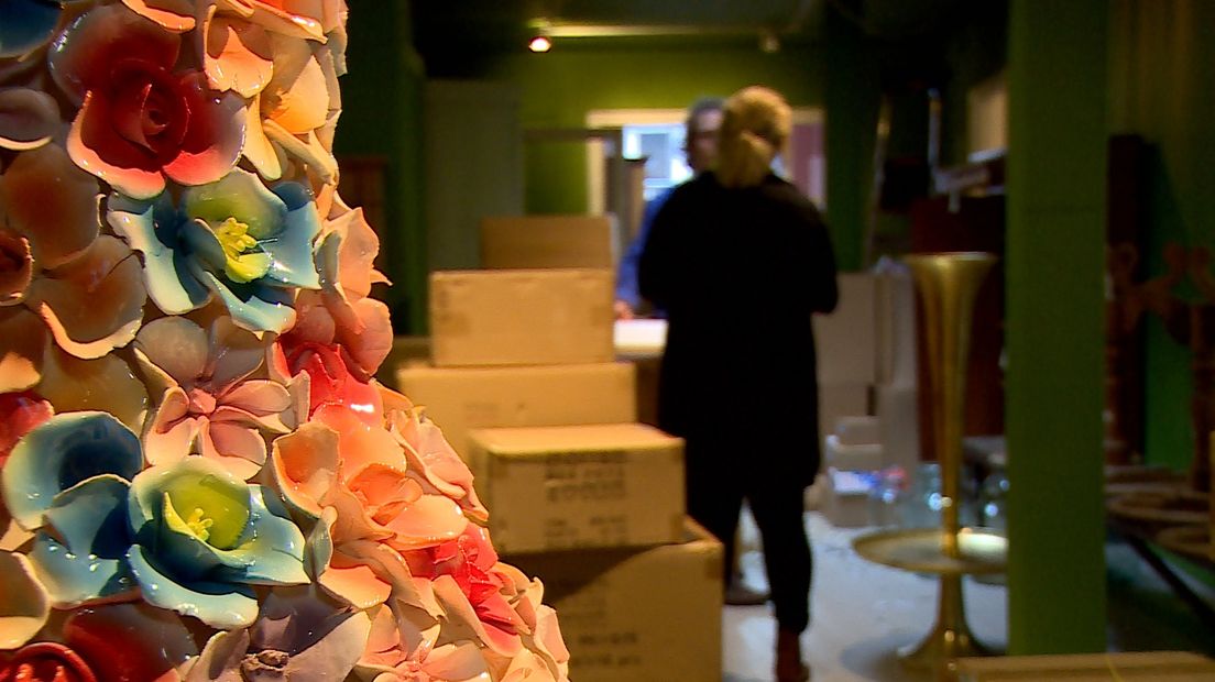 Peter en Bertine van der Meent zijn druk bezig in hun nieuwe winkel