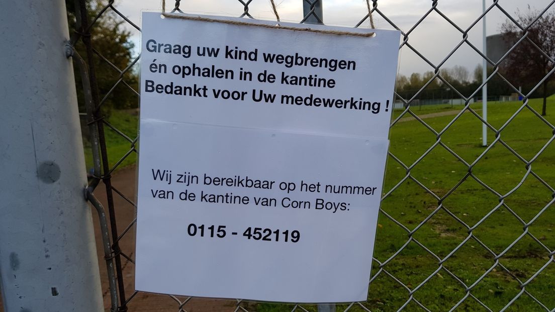 Kinderen Sas van Gent brengen dag door in voetbalkantine