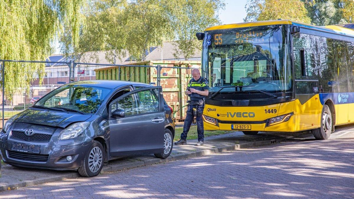 Buschauffeur rijdt onder invloed van drugs en botst op auto in Feanwâlden