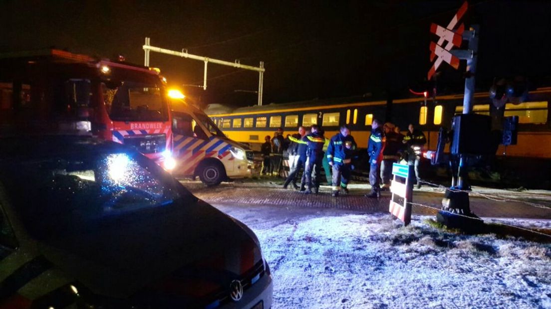 Een jongen van 18 is zaterdagavond aangehouden, na een ongeluk op de spoorwegovergang aan de Meijerinkstraat in Eefde. Hij is in botsing gekomen met de trein, maar is ongedeerd gebleven. Het treinverkeer heeft een half uur stilgelegen, maar is rond 21.30 uur weer op gang gekomen.